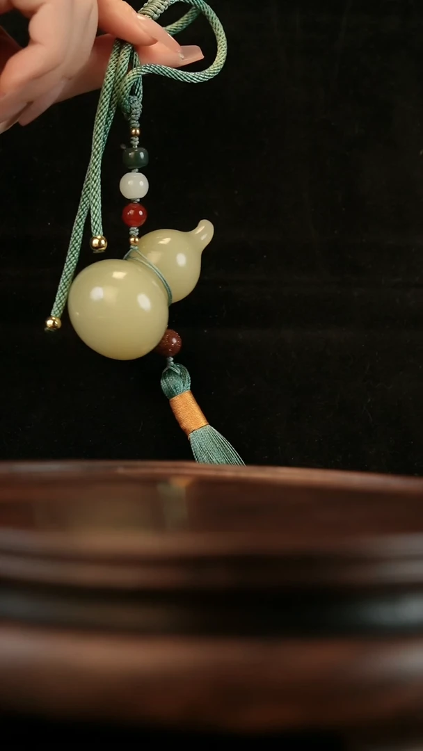 云南石竹叶青雕刻：福禄流苏挂件