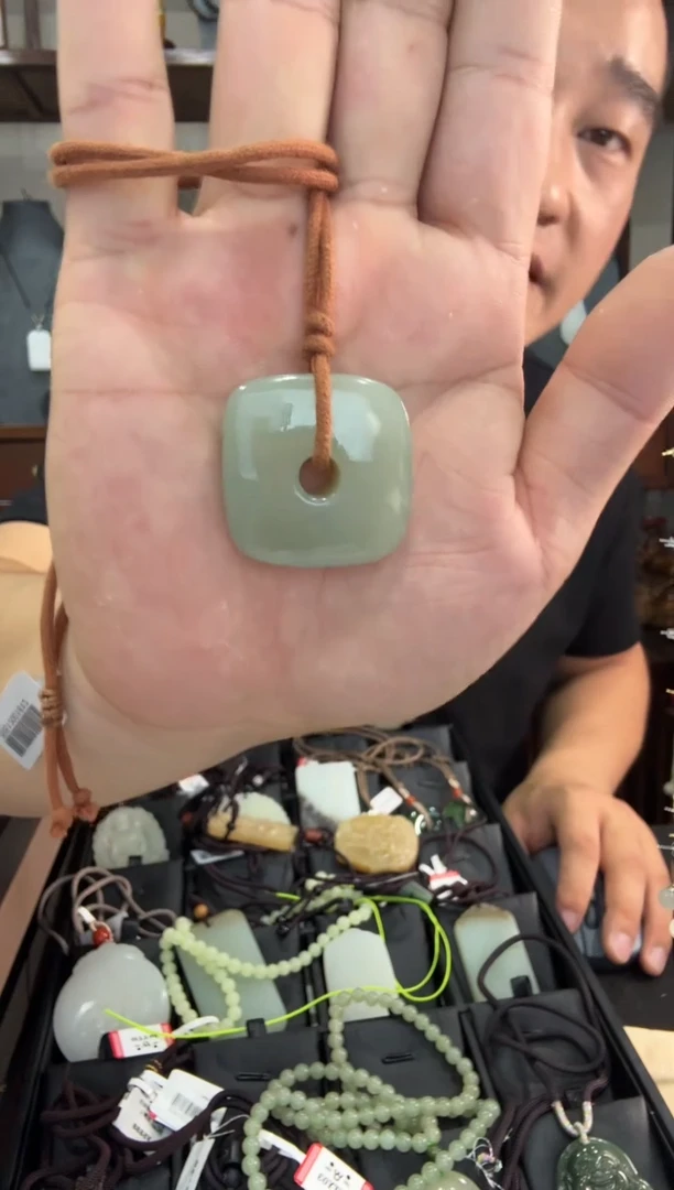 和田玉未镶嵌颈饰吊坠