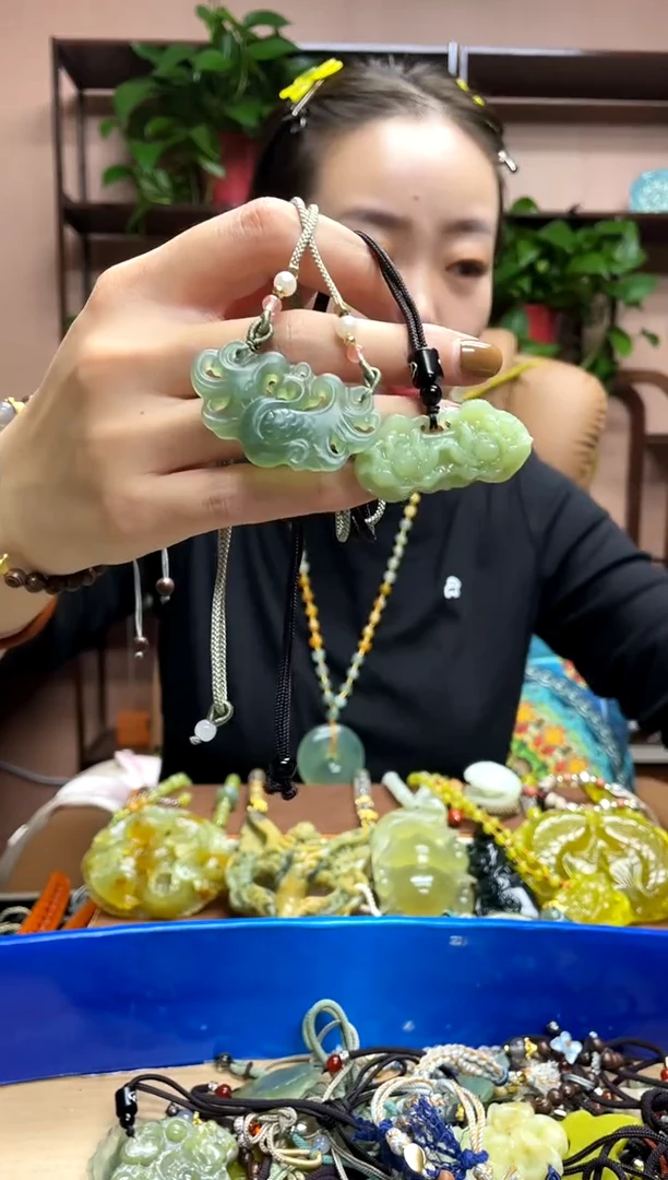 未镶嵌岫玉颈饰·