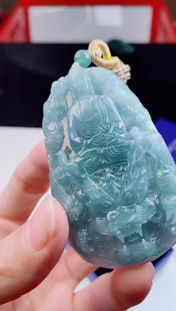 颈饰未镶嵌翡翠   `