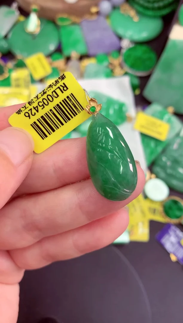 吊坠(不含链)18K金镶嵌翡翠是***玲挂件