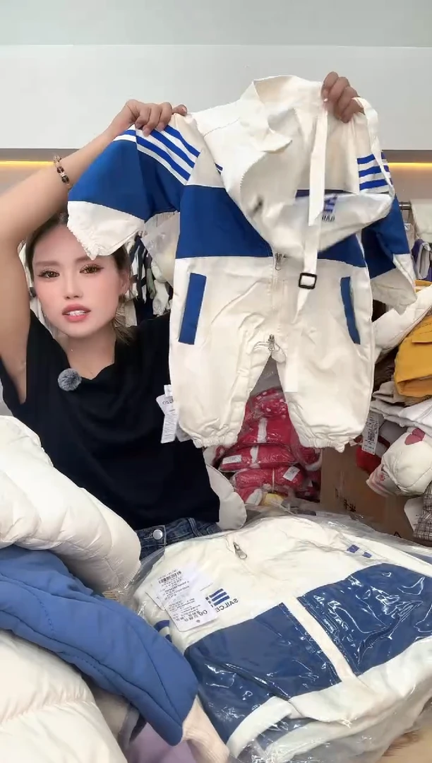 蓝色三条杠冲锋衣