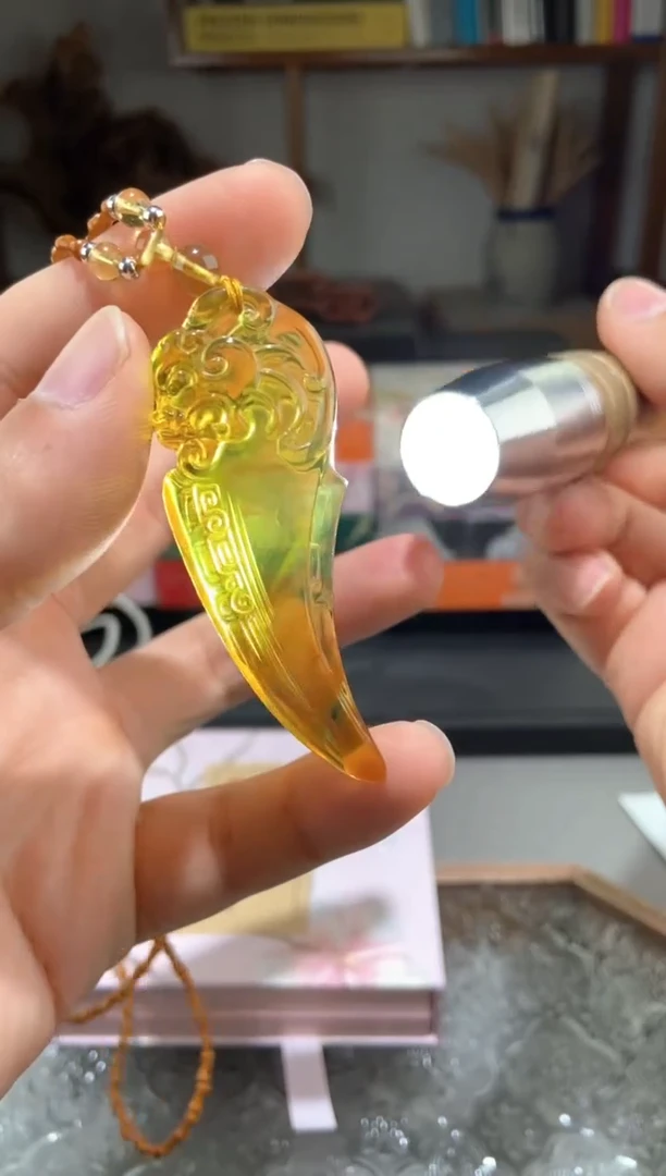 琥珀颈饰未镶嵌金蓝珀仿古龙牙