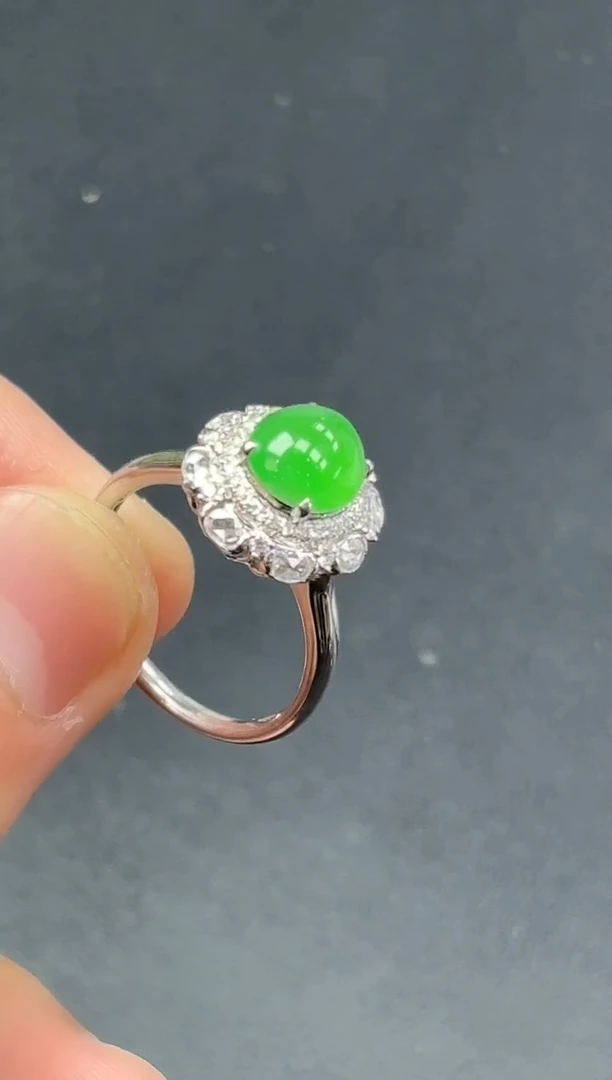 18K金镶嵌戒指翡翠蛋面戒指