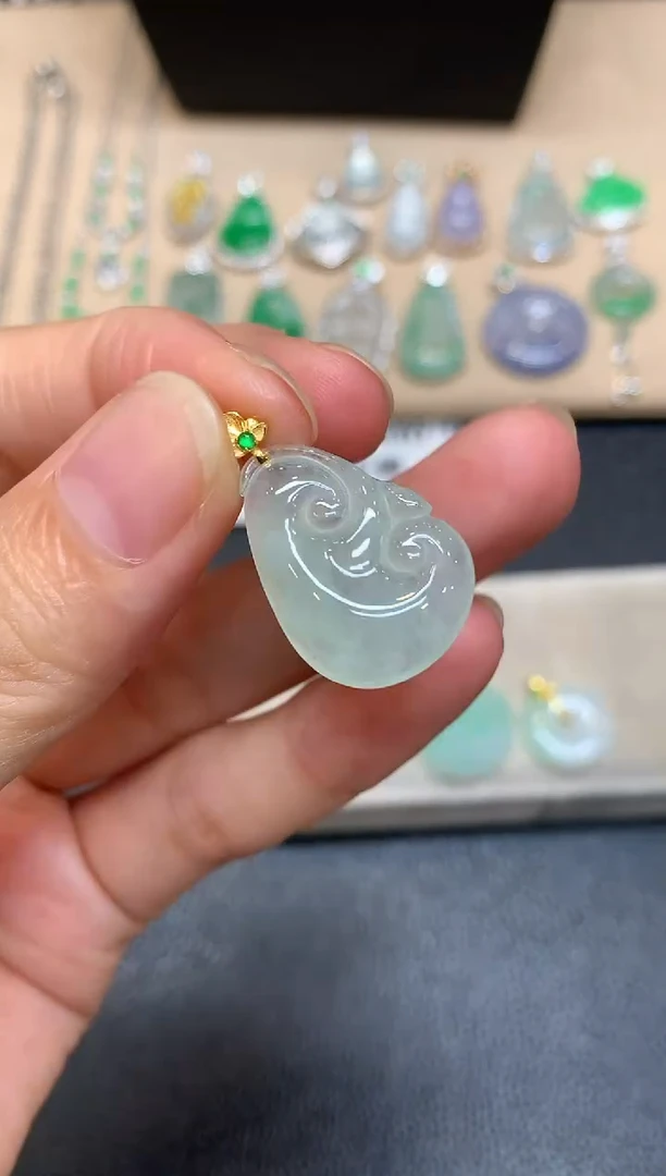 颈饰18K金镶嵌翡翠如意【无服务费