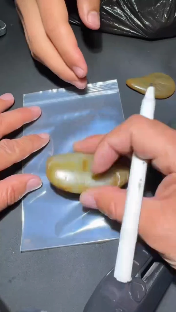 未镶嵌和田玉（糖玉）挂件和田玉