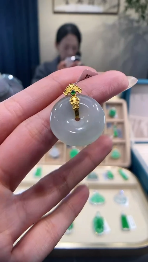 【闪购商品】翡翠吊坠(不含链)18K金镶嵌平安扣