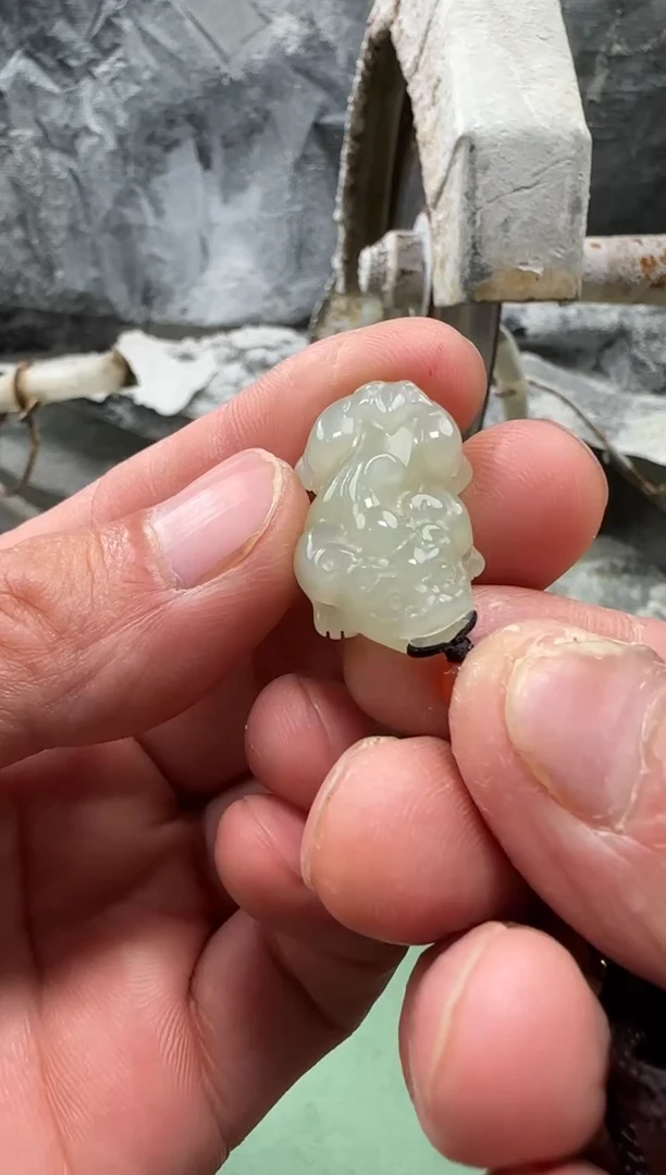 和田玉未镶嵌颈饰吊坠