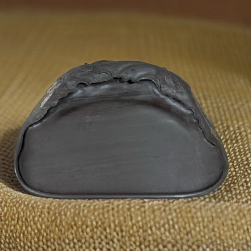 喇嘛涯老坑鷿鹈血富贵显赫砚尺寸：21.6*15.6*3.2*