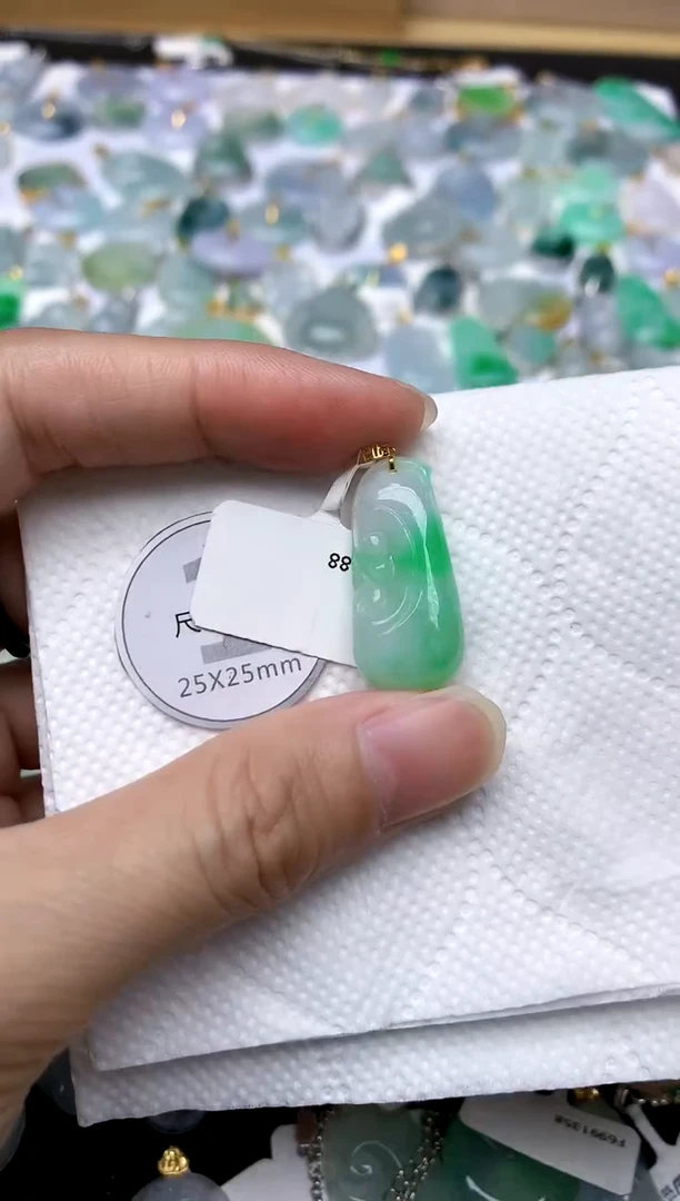 颈饰18K金镶嵌翡翠天然A货翡翠