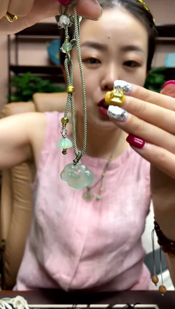 岫玉未镶嵌吊坠多样性发货发其中之一