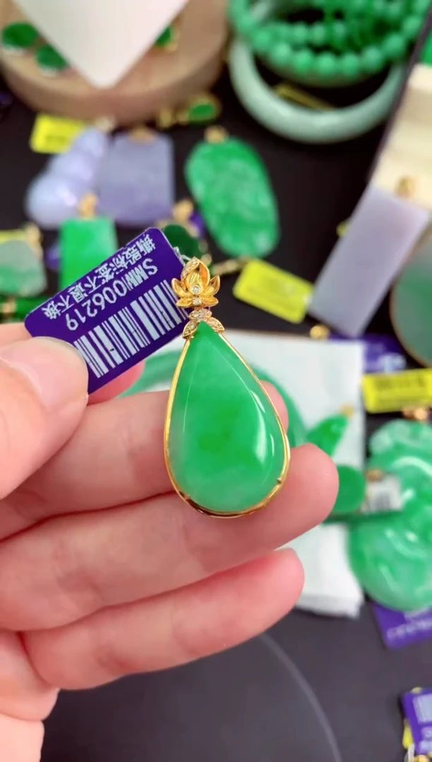 颈饰18K金镶嵌翡翠挂件