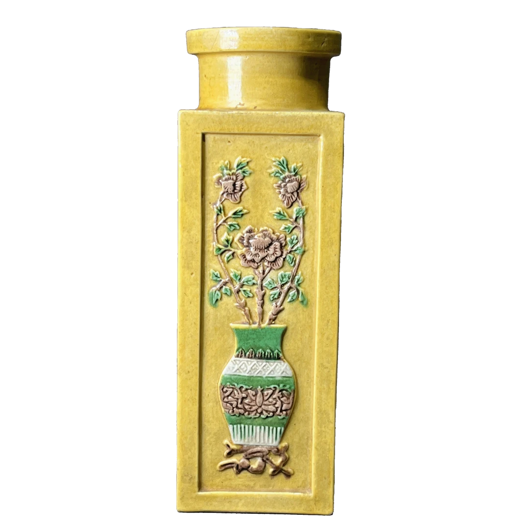 20292034黄地博古纹四方瓶