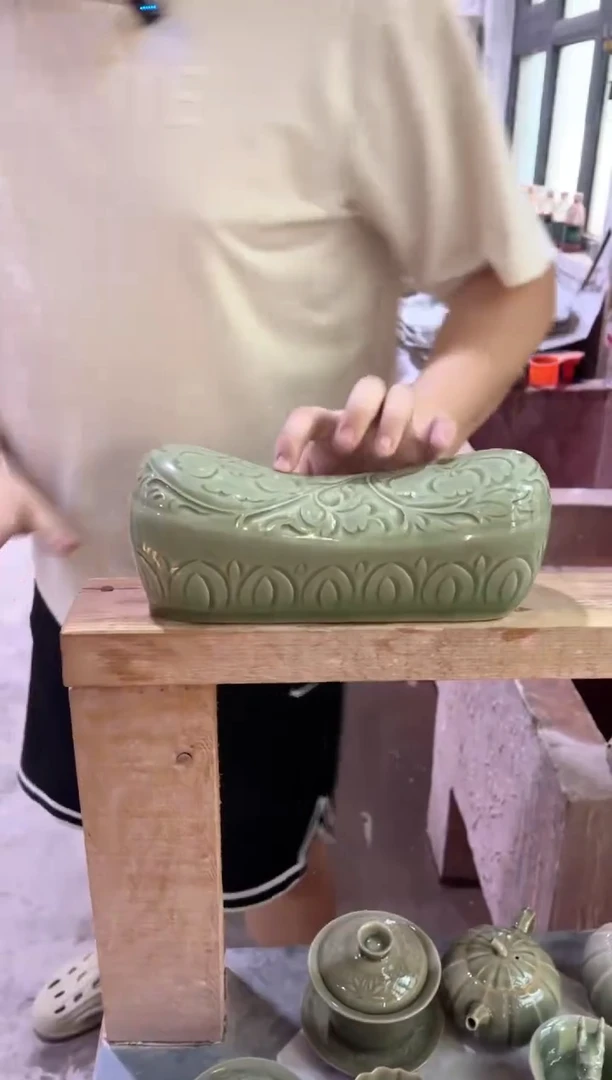 耀州窑青瓷牡丹纹枕头