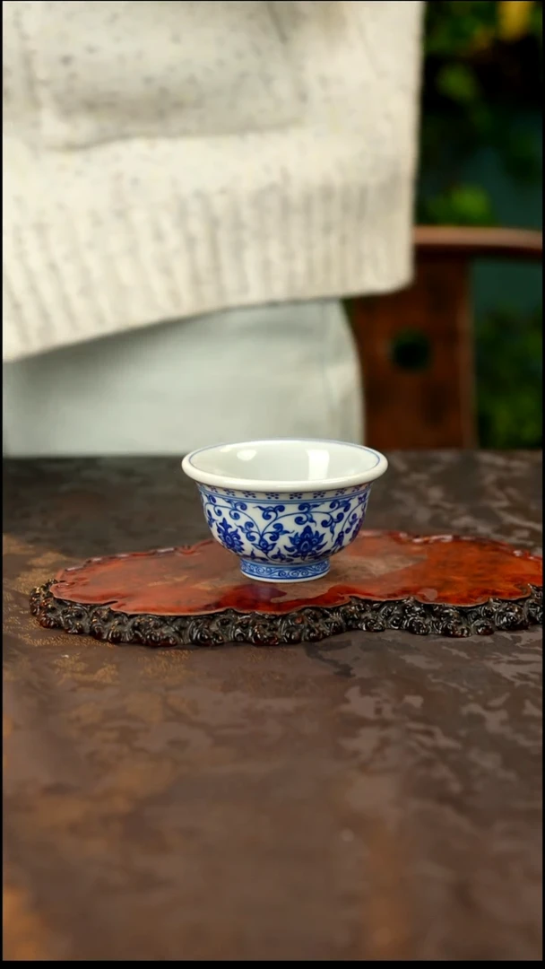 青花手绘缠枝莲主人杯