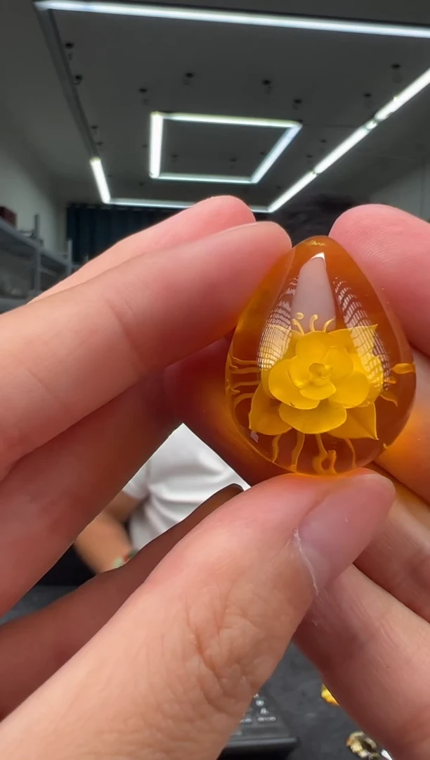 未镶嵌颈饰琥珀牡丹花