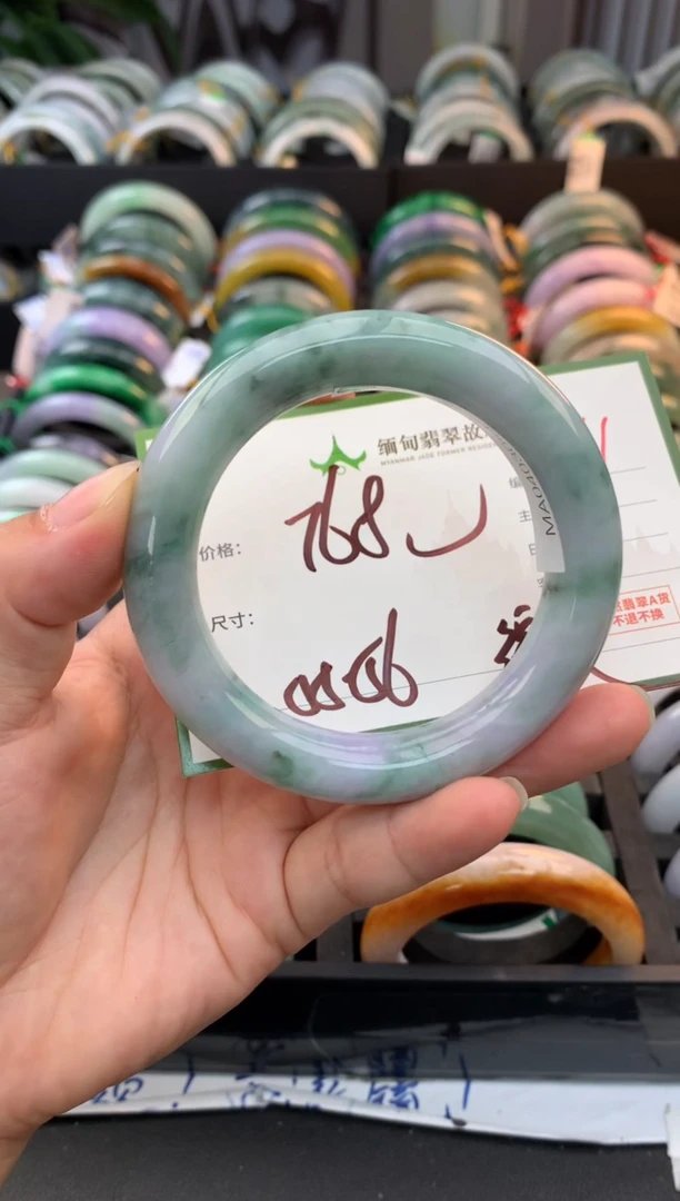未镶嵌定制翡翠毛货需精细抛光+多人