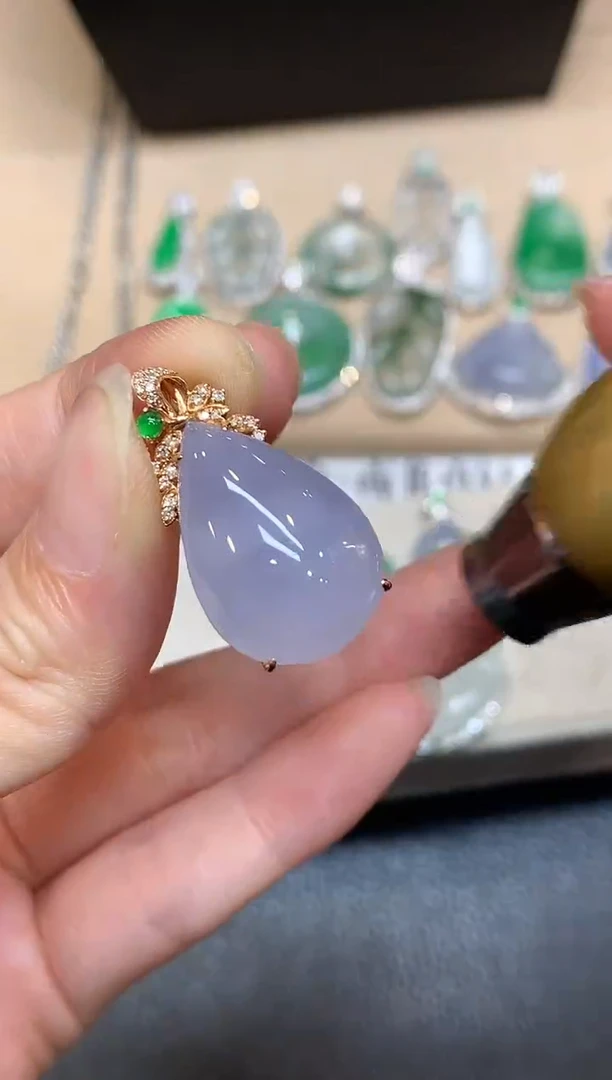 颈饰18K金镶嵌翡翠水滴【无服务费