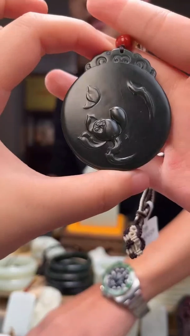 颈饰未镶嵌和田玉吊坠