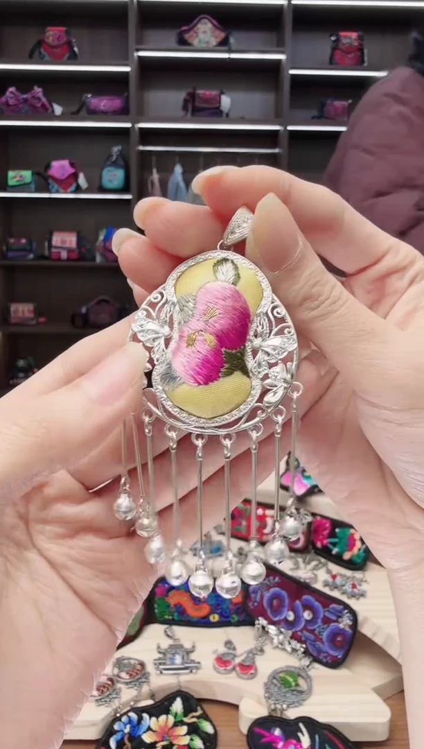 织绣57蒙阿苏苗绣传承店