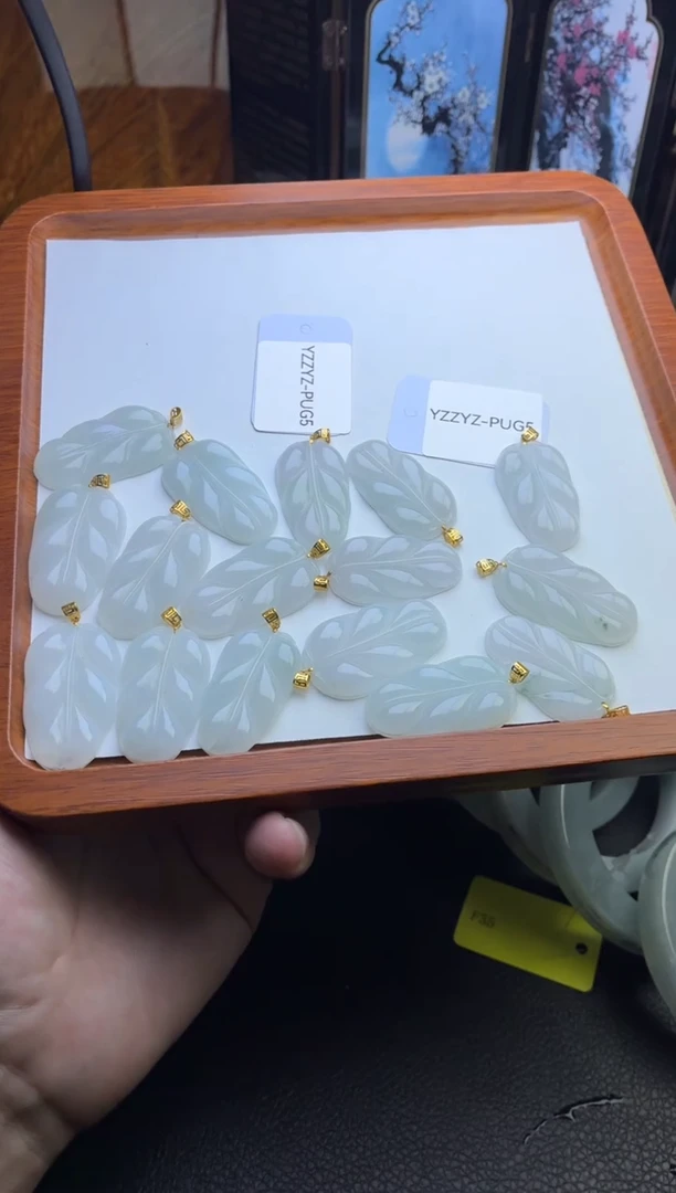 翡翠18K金镶嵌颈饰缅甸天然翡翠叶子吊坠 多样性发一