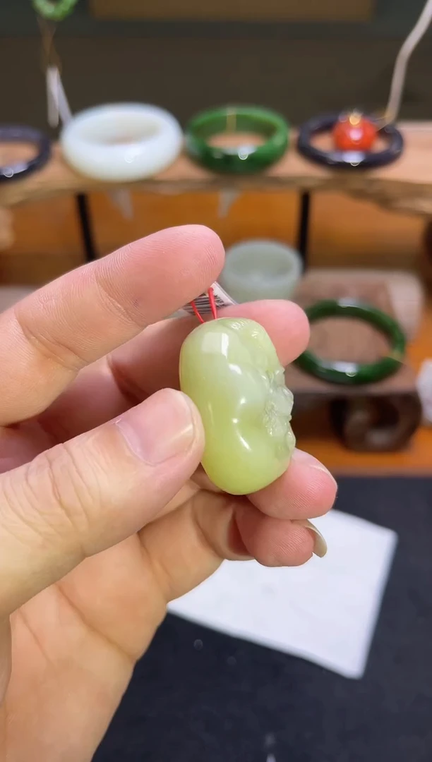 吊坠(不含链)未镶嵌和田玉若羌黄带青花 龙