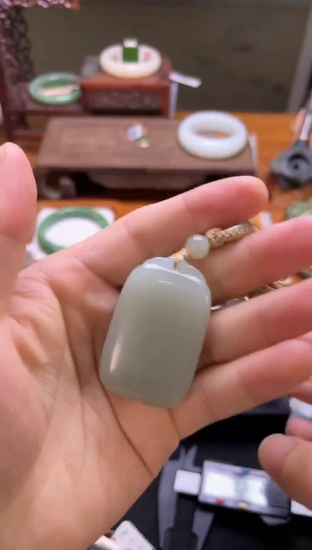 吊坠(不含链)未镶嵌和田玉且末青白 无事牌