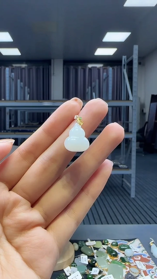 18K金镶嵌和田玉挂件1