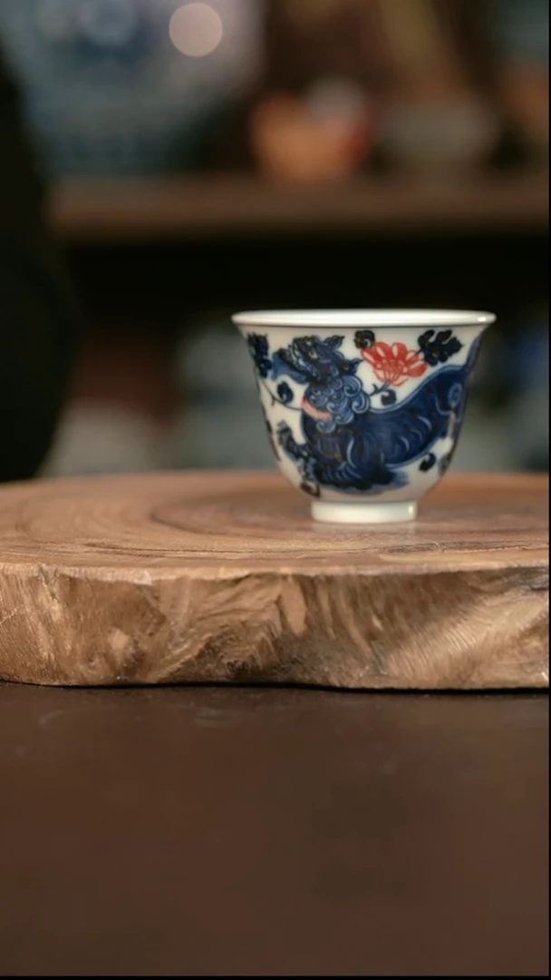 手绘 高温现代瓷  气窑  缠枝狮子铃铛杯70c