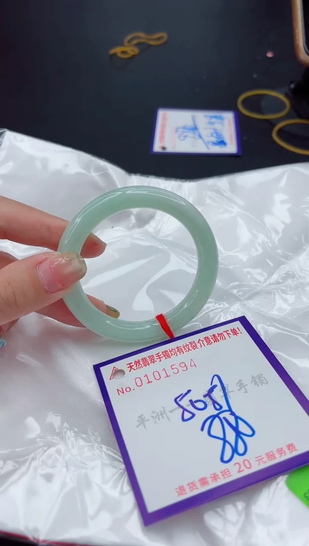 翡翠手镯未镶嵌1
