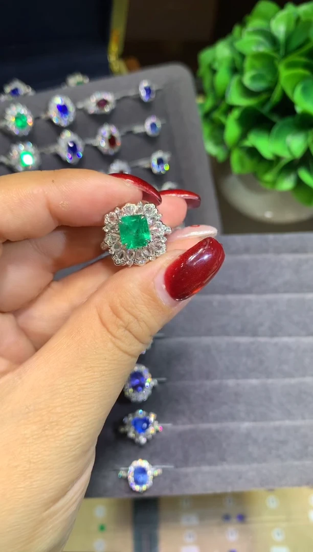 18K金镶嵌戒指祖母绿2.19ct