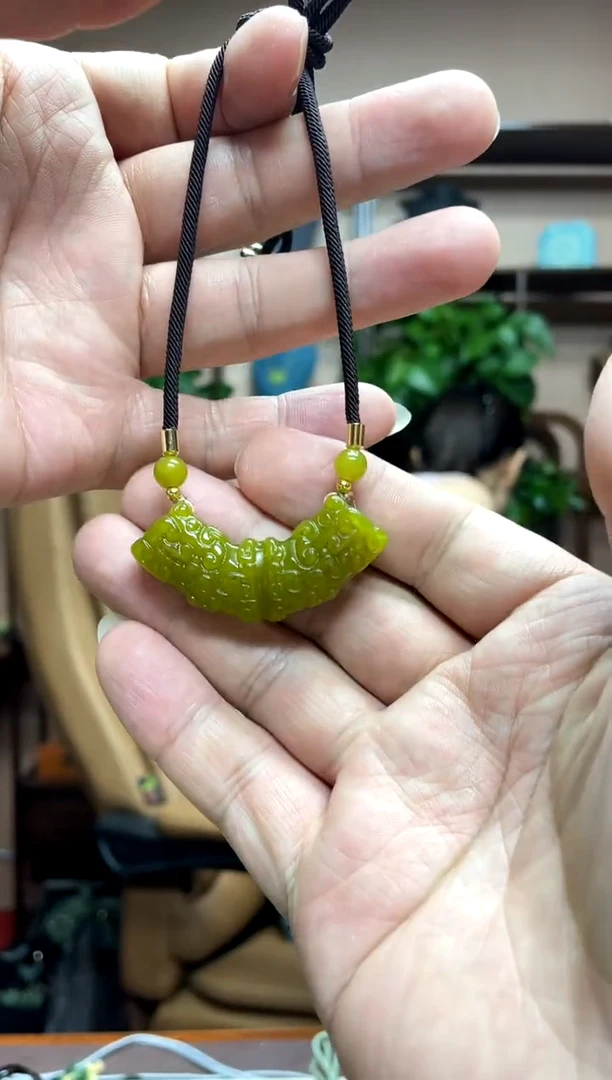 岫玉未镶嵌吊坠多样性发货发其中之一