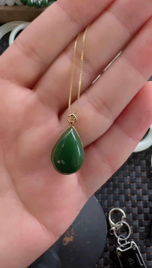 颈饰18K金镶嵌和田玉碧玉水滴吊坠