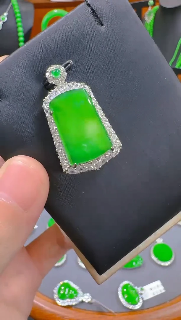 翡翠未镶嵌吊坠(赠链)天然A货翡翠