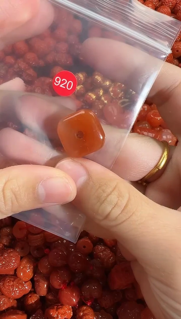 颈饰未镶嵌南红玛瑙1