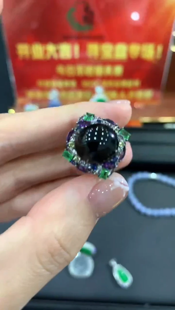 18K金镶嵌戒指翡翠开业不退换