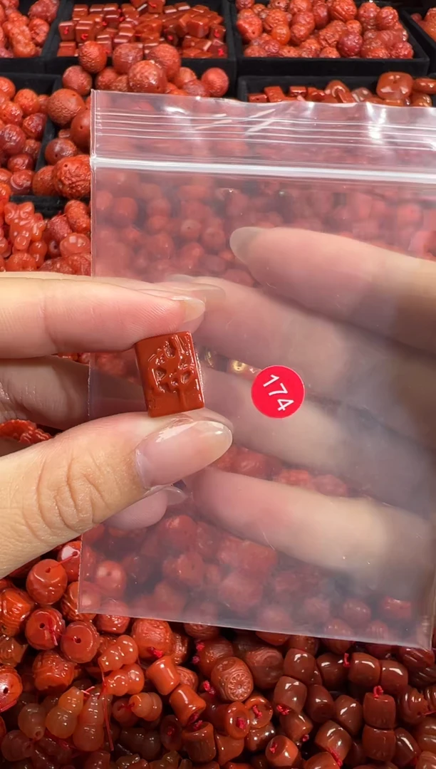 南红玛瑙未镶嵌颈饰1