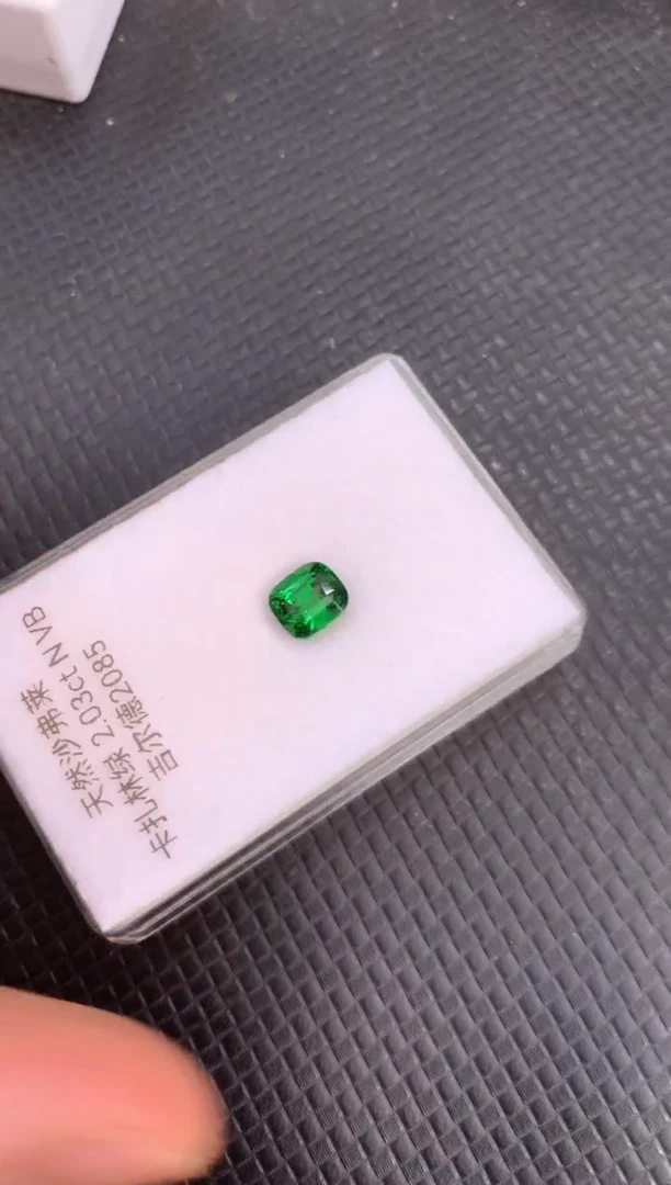 未镶嵌裸石石榴石（沙弗莱）天然沙弗莱