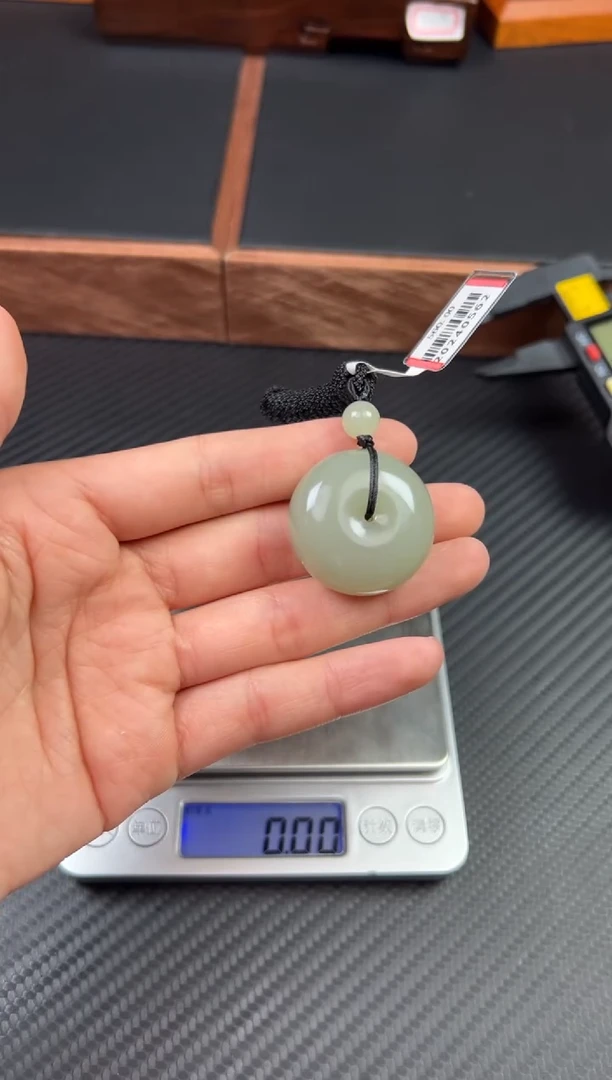 【闪购商品】和田玉吊坠(赠链)未镶嵌且末微色差近矿