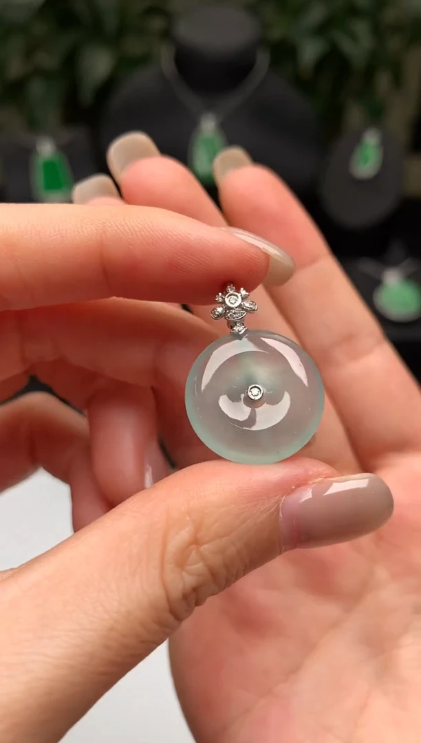 翡翠18K金镶嵌颈饰平安扣