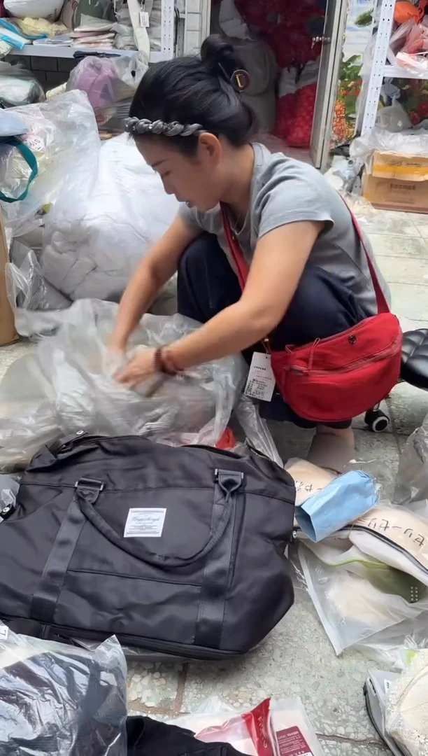 PVC没关注的关注一下主播黑色旅行包