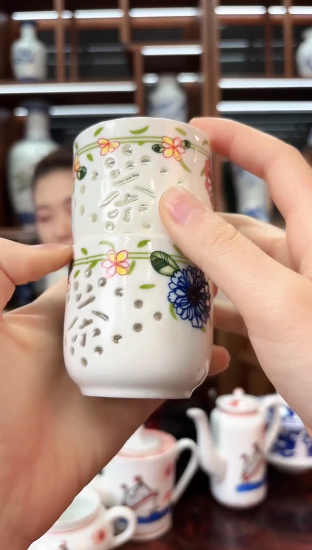 A47景德镇釉下五彩玲珑杯两只