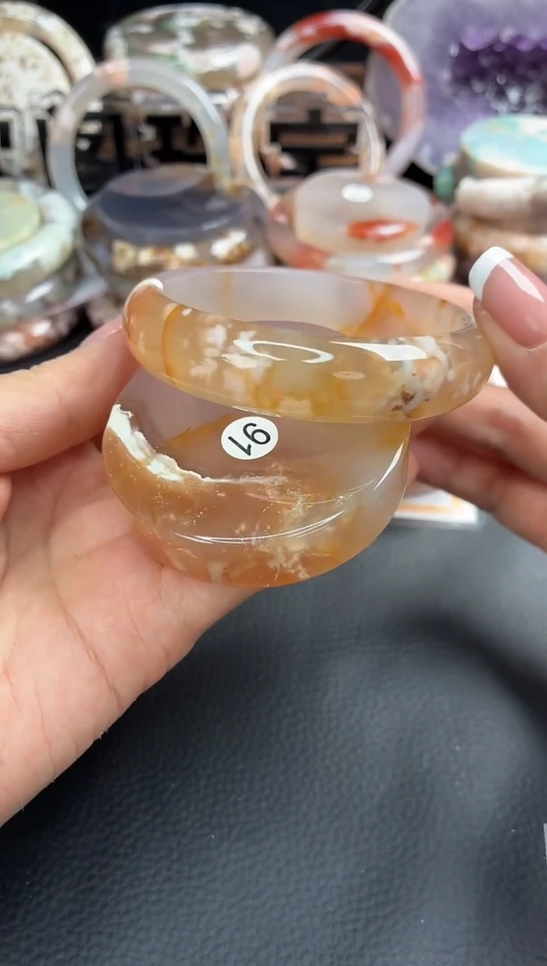 未镶嵌手镯（圆镯）石英质玉57
