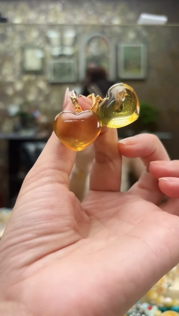 未镶嵌琥珀耳饰爱心