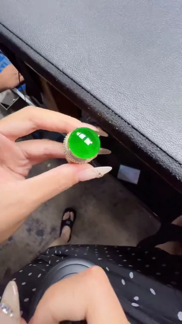 未镶嵌定制翡翠翡翠A货有轻微色差属于正常现象，蛋面多样性发货1