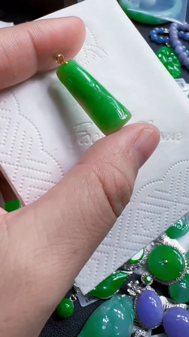 颈饰18K金镶嵌翡翠吊坠