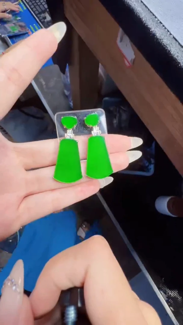 未镶嵌定制翡翠翡翠A货有轻微色差属于正常现象，耳坠多样性发货1