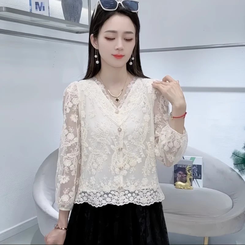 女士春秋新款重工刺绣花衬衣小个子洋气上衣法式时尚V领蕾丝衬衫T