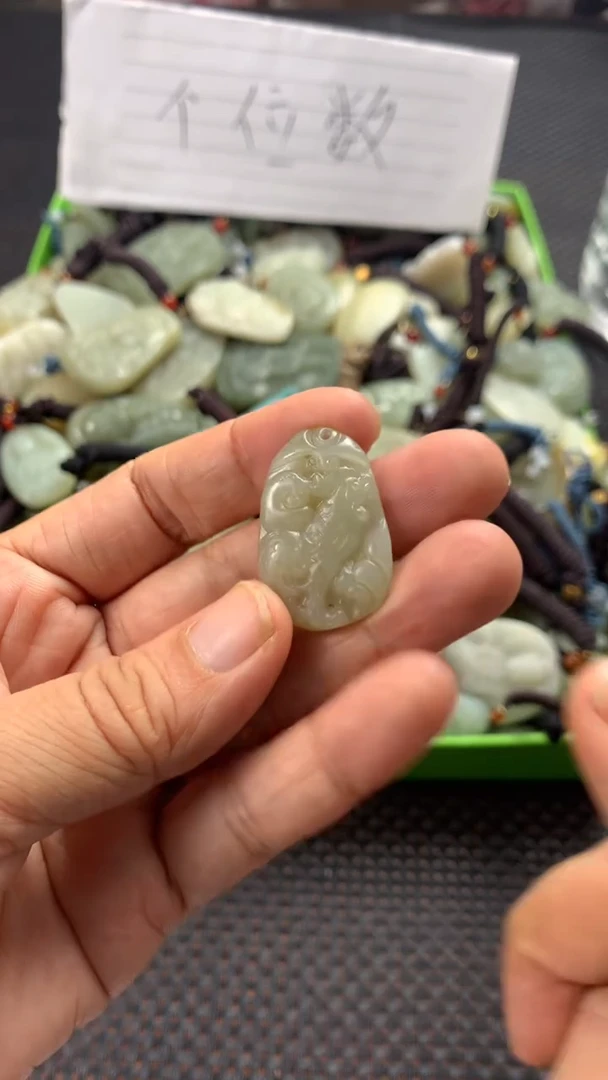 颈饰未镶嵌和田玉（多样性发一件）没有证书有瑕