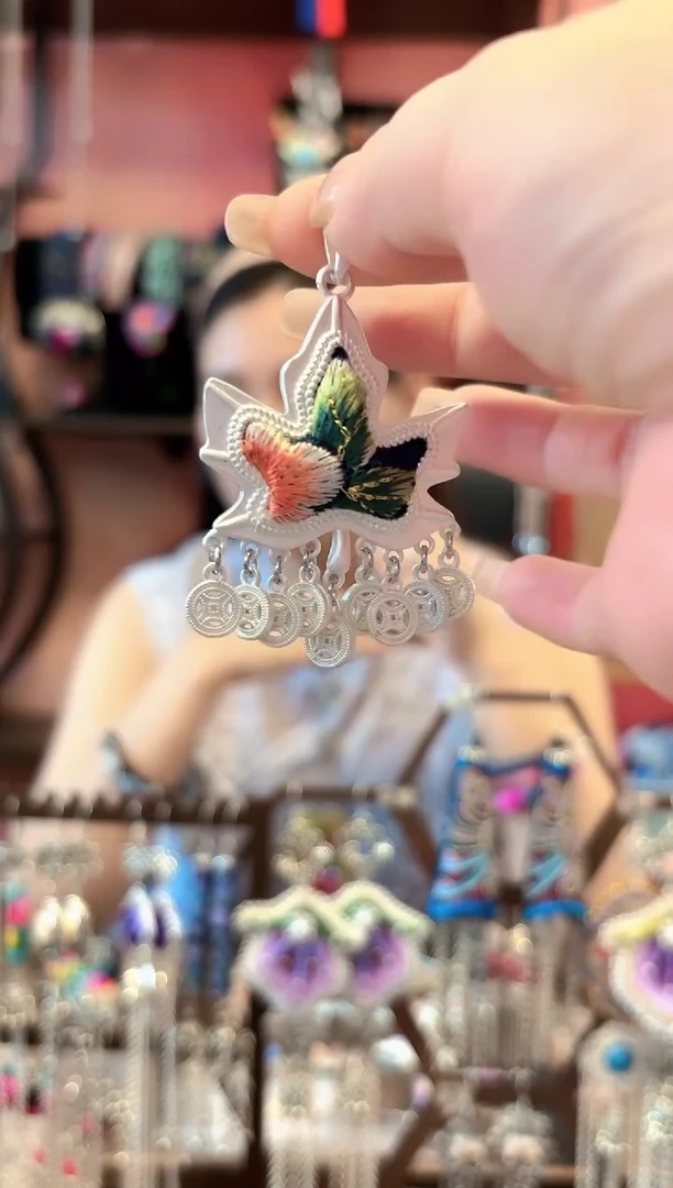 织绣云织谣民族风精美饰品  487